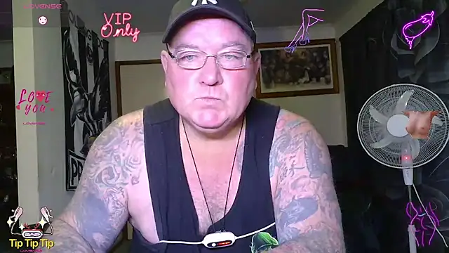 FLEXING N TATTOOS – video od webkamerové modelky KINKYBLUEYES69