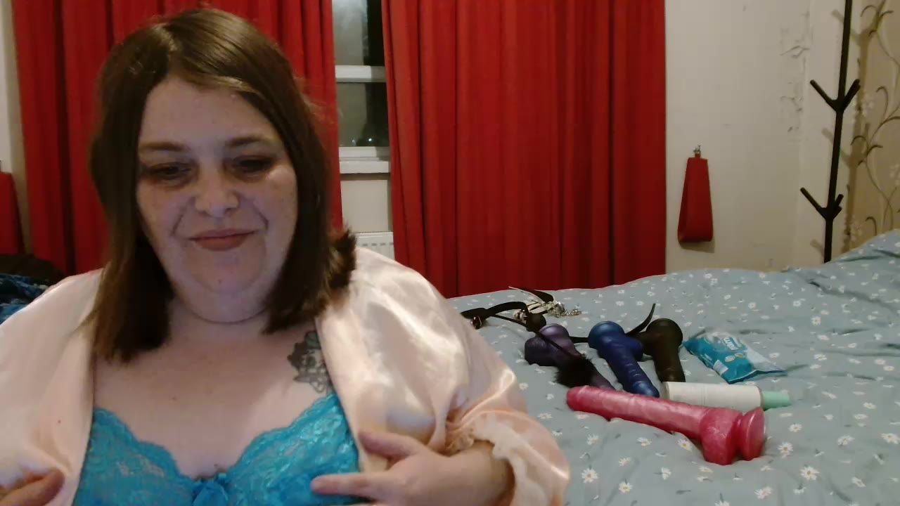 Private Show - video by HousewifeMilf_Courtney cam model