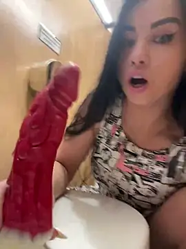 Monster dildo fucks me in public and ejaculates a lot of creamy cum🤤😈💦 - فيديو من CrazzyChicks موديل الكام