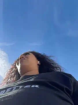 SNEAKY SQUIRT IN BUSY PARKING LOT 😳🌊🚙🤩 - video di CarmelaAnthony modella di cam