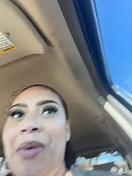 CAUGHT BY NEIGHBORS SQUIRTING IN THEIR YARD AND ON BUSY STREET😳🥵 - vídeo de la modelo de cam CarmelaAnthony