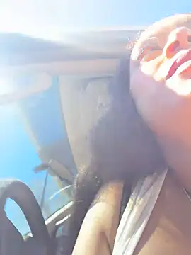 PUBLIC SQUIRT IN FRONT OF GF & BF 💦💦 yes she was jealous 😂 - video của người mẫu cam CarmelaAnthony