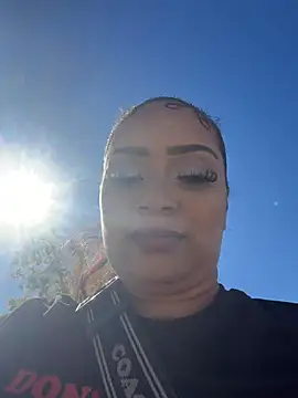 FUCK PUSSY & SQUIRT ON BENCH IN PUBLIC PARK IN FROM OF PPL PLAYING BASKETBALL 🏀 - vídeo de la modelo de cam CarmelaAnthony