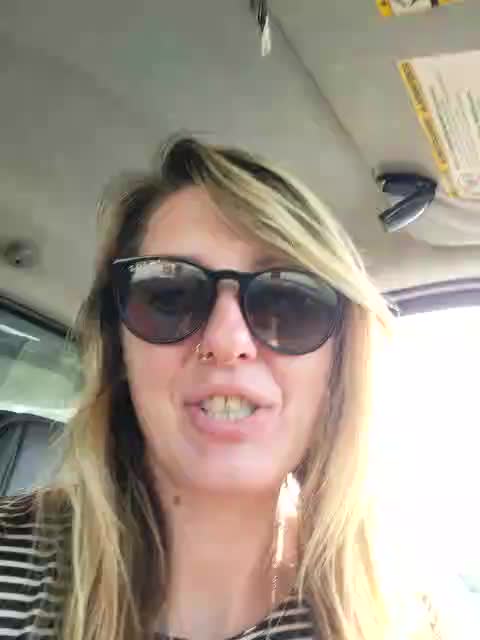 Super sexy & very public anal fingering - video di SheIsSomething modella di cam