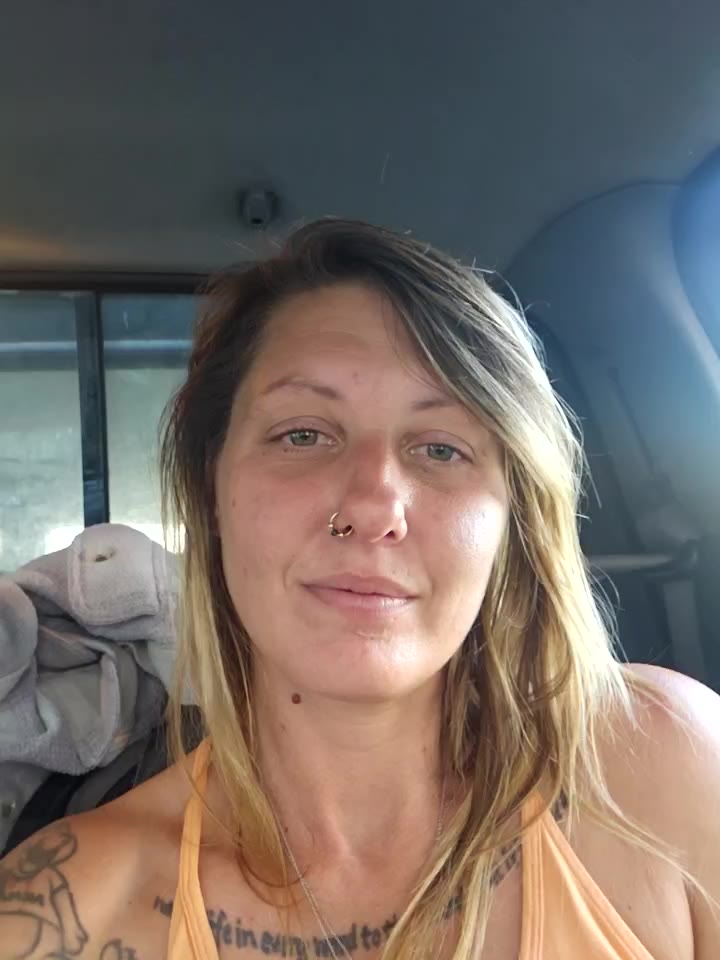 Quick squirt in front of grocery store - video di SheIsSomething modella di cam