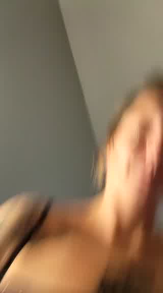 Sucking cock in hotel - video di SheIsSomething modella di cam