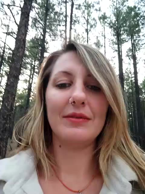 Stories of kicking guys in the balls - video di SheIsSomething modella di cam