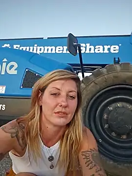Getting naked at jobsite at tractor - video di SheIsSomething modella di cam