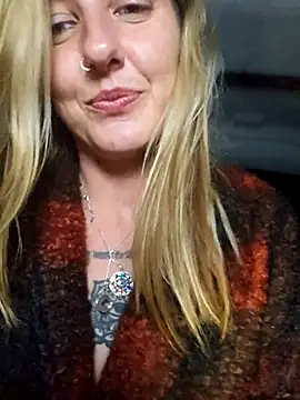 Stella walks naked to strangers camp/squirts on his chair - video di SheIsSomething modella di cam