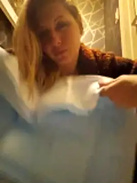 Fancy casino public bathroom squirt - video di SheIsSomething modella di cam
