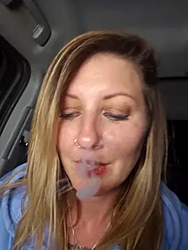 Squirt next to strangers camper - video di SheIsSomething modella di cam