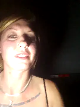 Talking to trucker & flashing him - video di SheIsSomething modella di cam
