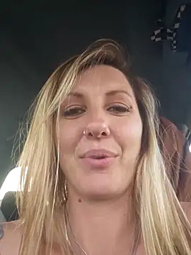 Naked walk in middle of the road - video di SheIsSomething modella di cam