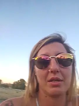 Walking naked & flashing strangers on road - video di SheIsSomething modella di cam