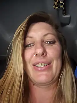 Dildoing pussy OUTSIDE in public next to truckers truck - video di SheIsSomething modella di cam