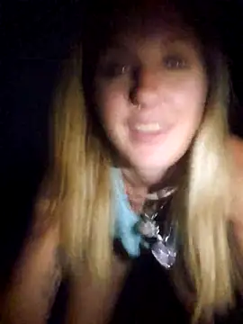 Twerks on truckers truck naked - video di SheIsSomething modella di cam