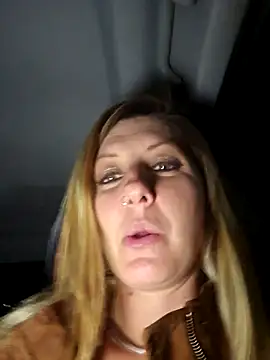 Sticks dildo to truckers truck BJ WHILE TRUCKER IS OUTSIDE - video di SheIsSomething modella di cam