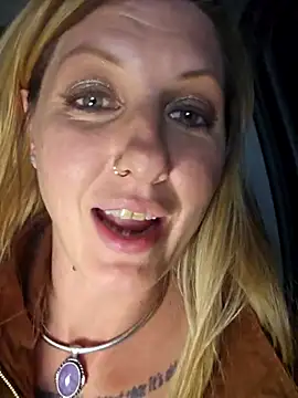 Squirts on truckers tire - video di SheIsSomething modella di cam