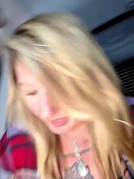 Stella squirts under highway sign for people driving by - video di SheIsSomething modella di cam