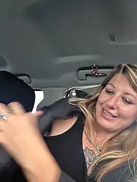 Squirt @ busy truckstop w/ truckers driving past - video di SheIsSomething modella di cam
