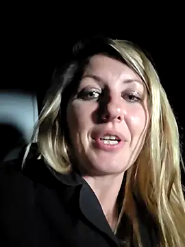 Getting naked/fisting/squirt outside @truckstop w/ trucker driving by & parked next to me - video di SheIsSomething modella di cam