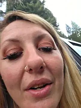 Fisting squirt on roadside w/ people driving by