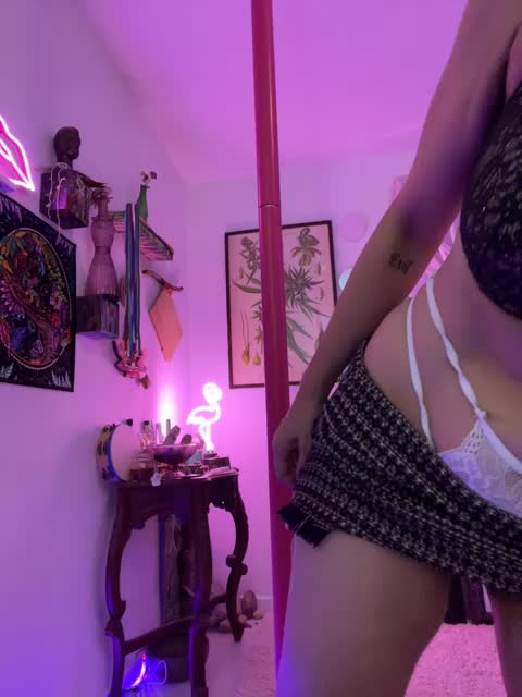 [26 Jun 16:29] Private Show- striptease then dildo till I cum – video af VellaOfficial