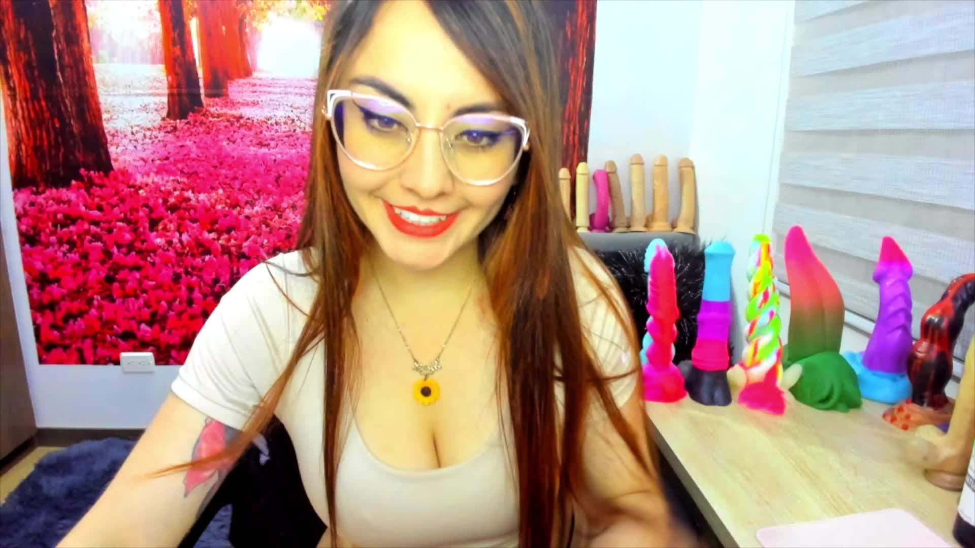 You will enjoy a delicious big dildo + fisting anal show - video của người mẫu cam sofia23dirty