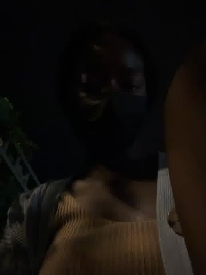 Pussy wide open - outdoor show - video by Bella_Binta cam model