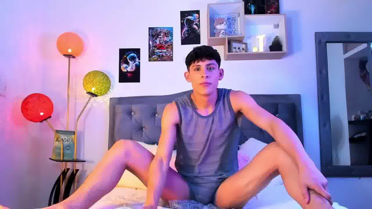 Logan Shows his ass very close + Cum