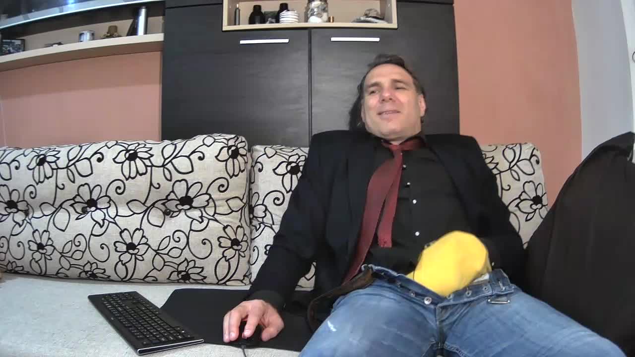 yellow and........... haaardd - video di Saysomething3 modella di cam