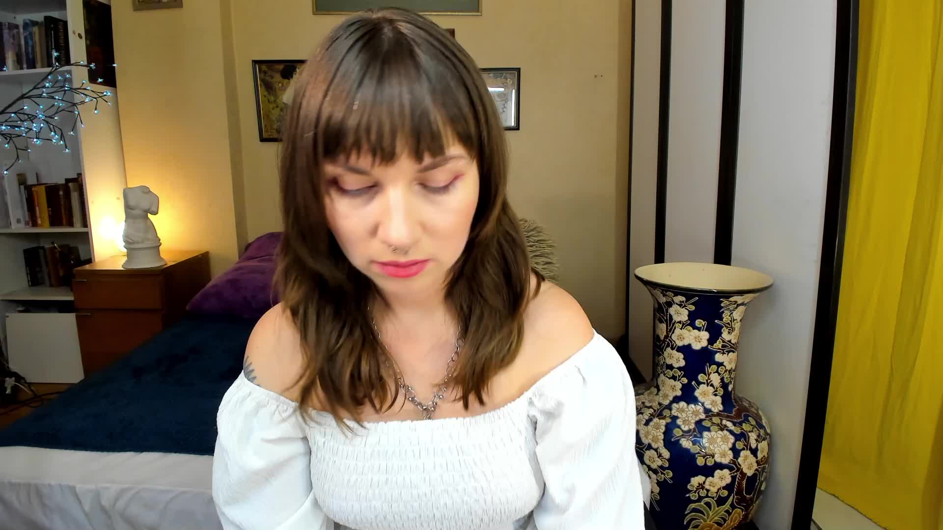 walking naked and pussy play - vídeo de la modelo de cam StacyTigerr