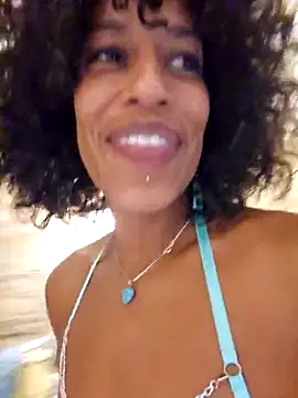 Elevator Dildo Suck - video by Goldenlace cam model