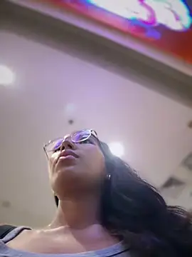 Public show at arcade 🙈🤪 - video SheenaBrooke kameramallilta