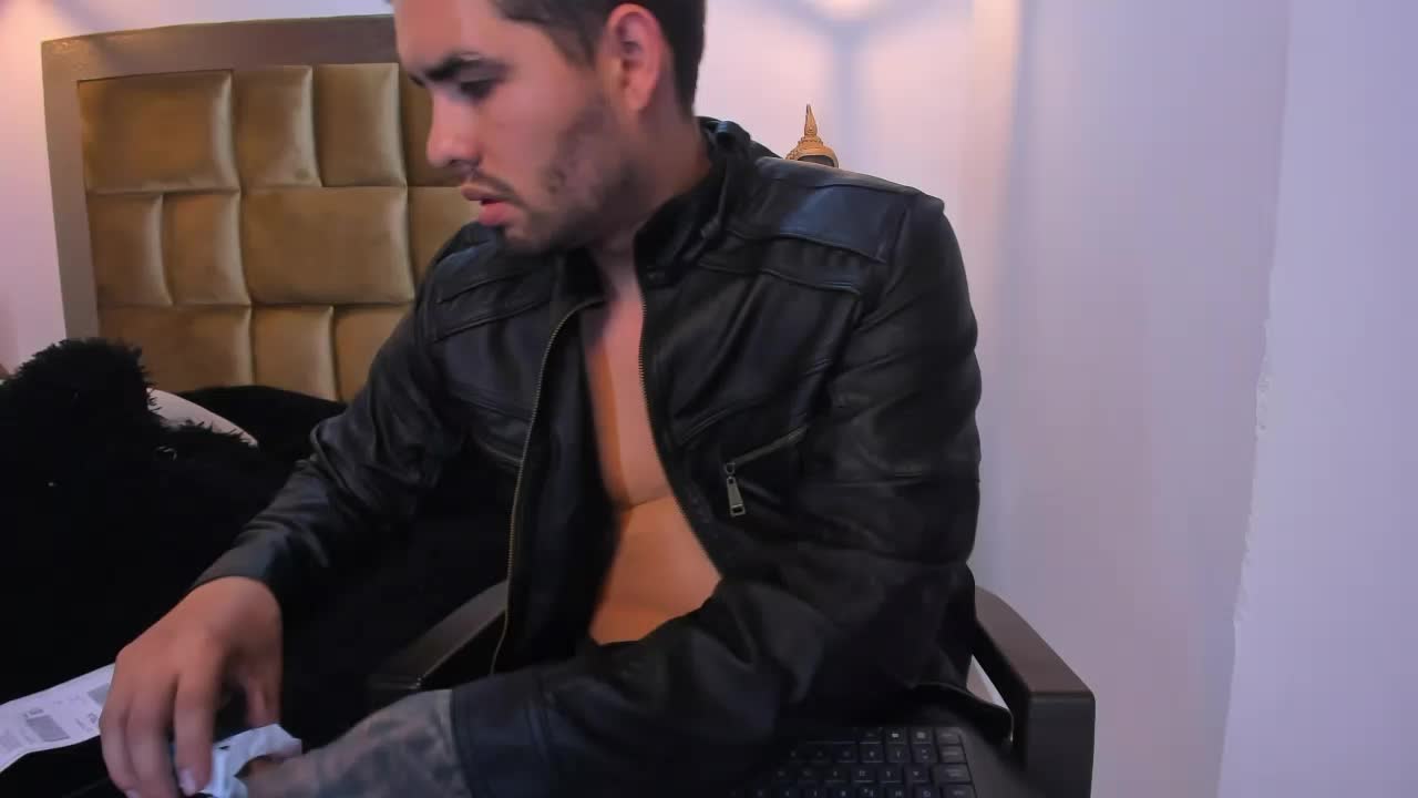 cumshow in leather jaket－カメラキャストのmatteosantosの動画