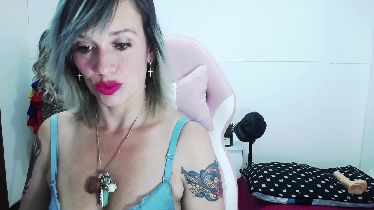 HOT BLONDE WOMAN - Vídeo de MARILYNMADELENAKOVANOVA, modelo de vídeos