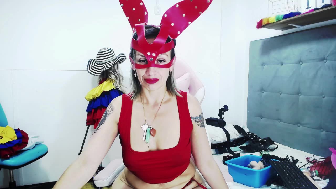 ROL PLAY SEX DOMINATRIX FUCKS ANAL AND VAGINALLY UNTIL PRODUCING A JUICY SQUIRT MMMM HOT SEX HARD! - Vídeo de MARILYNMADELENAKOVANOVA, modelo de vídeos