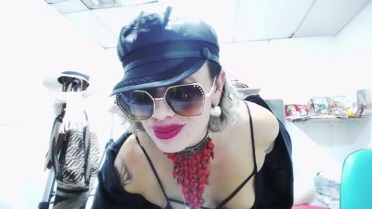 ROL PLAY HOT ROKERA SHOWS HER HAIRY AND GOLDEN SHOWER IN HER PANTIES - Vídeo de MARILYNMADELENAKOVANOVA, modelo de vídeos