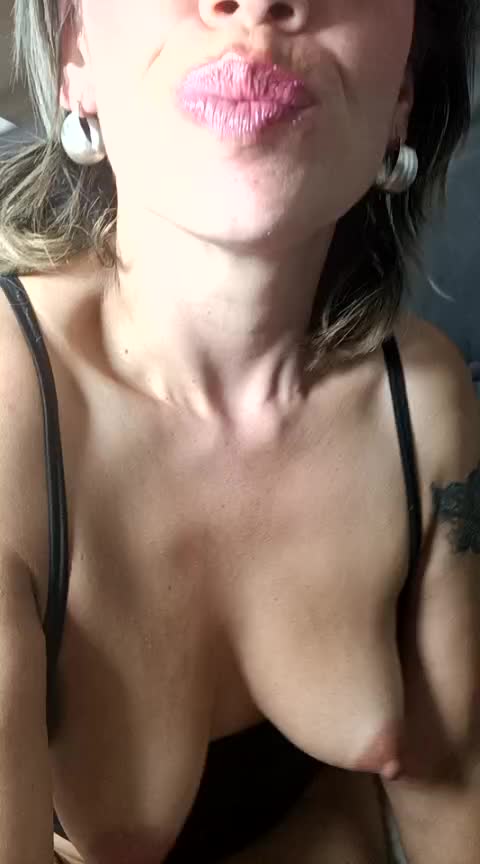 deep and fast erotic anal penetration in the tight and delicious anus of a hot and affectionate milf - Vídeo de MARILYNMADELENAKOVANOVA, modelo de vídeos