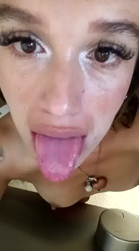 show fuck  in batroom public ... sweet and delicius pussy hairy and pink - Vídeo de MARILYNMADELENAKOVANOVA, modelo de vídeos