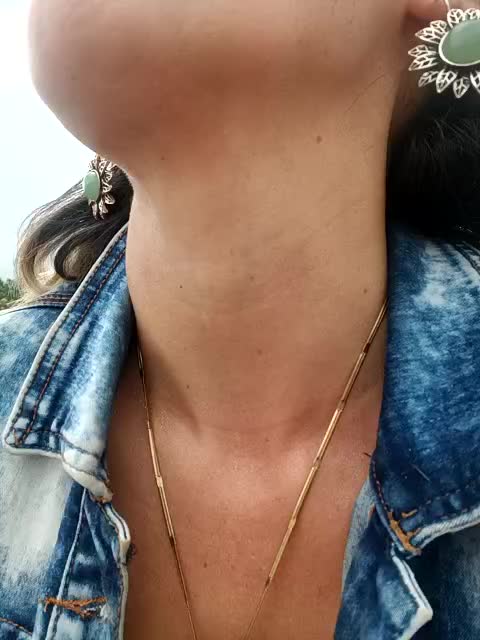 fun, risky and affectionate game of tits and nipples in public natural park - Vídeo de MARILYNMADELENAKOVANOVA, modelo de vídeos