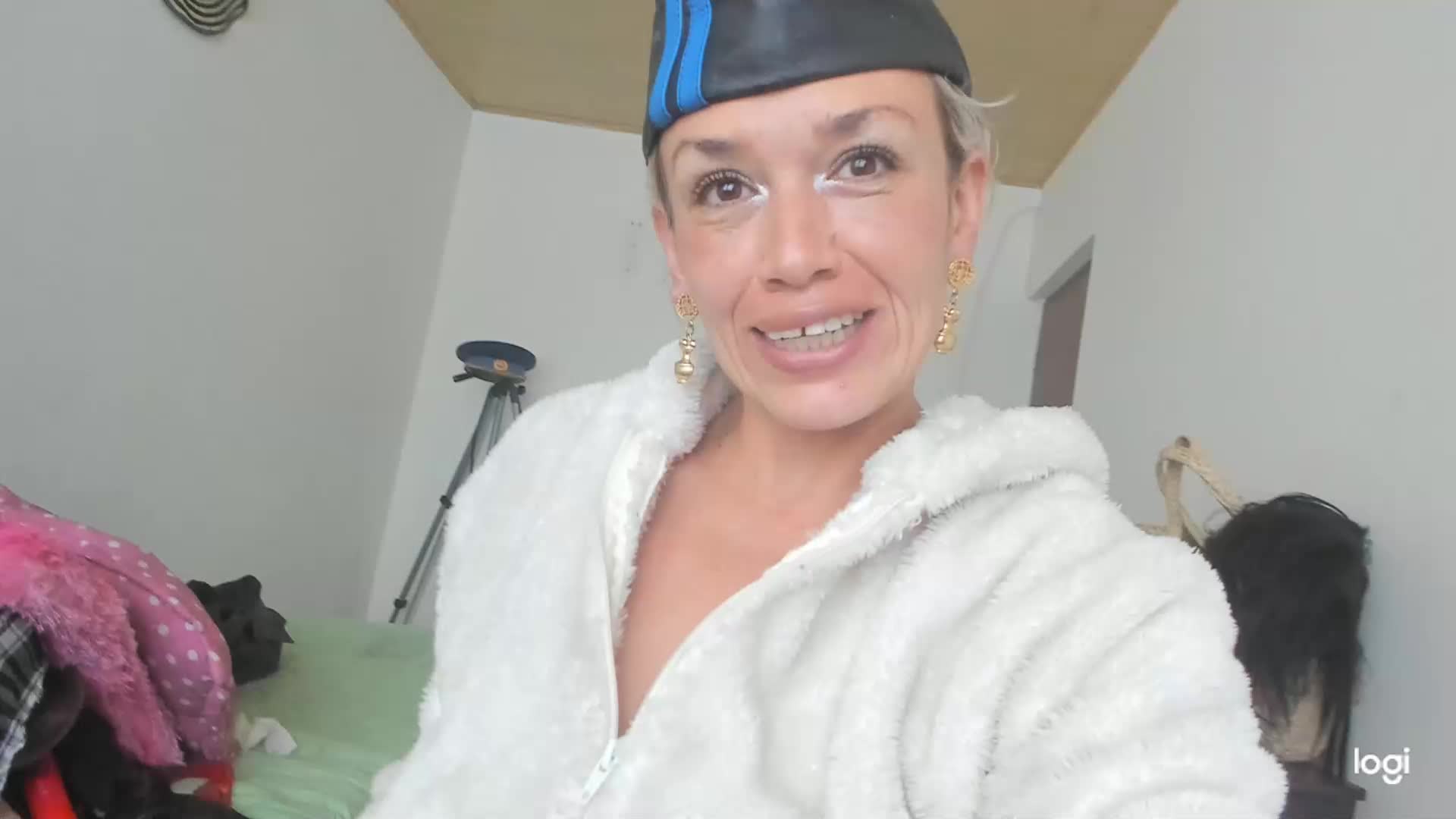 MMM HOT MOVEMENTS OF ASS AND SQUIRT OF HAIRY PUSSY – video af MARILYNMADELENAKOVANOVA cam-model