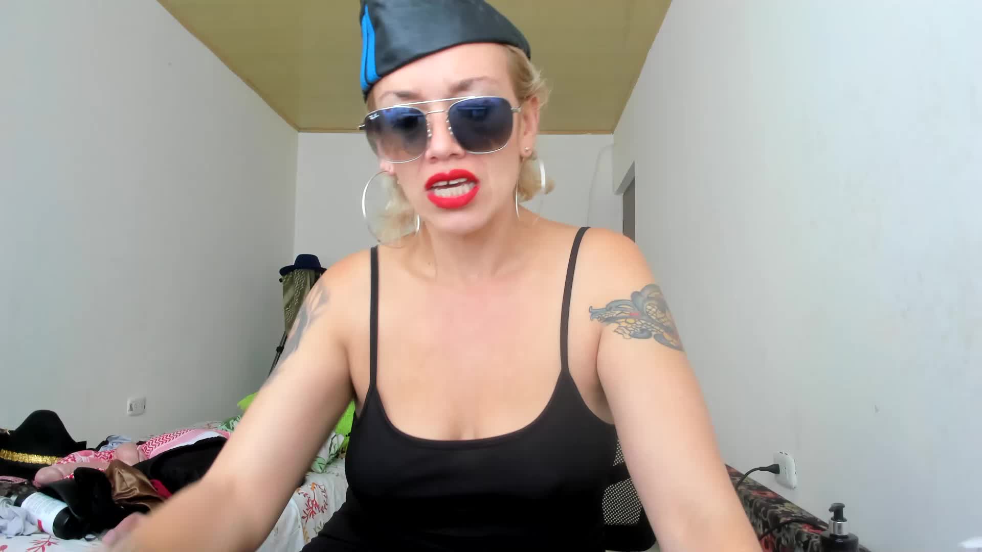 COMO ESTA LE VOUZ MMM HARD - Vídeo de MARILYNMADELENAKOVANOVA, modelo de vídeos