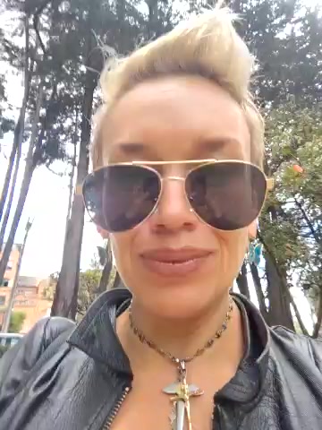 MILF SHOWS YOUR TITS AND HER GARTER STOCKINGS IN THE WOODS - Vídeo de MARILYNMADELENAKOVANOVA, modelo de vídeos