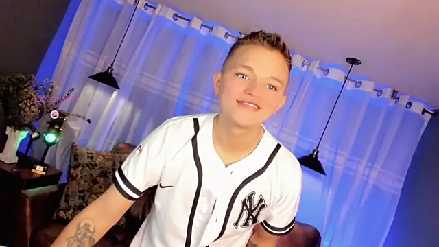 Spread tongue with Saliva 👅 - vidéo du modèle de showcams Tim_wolf