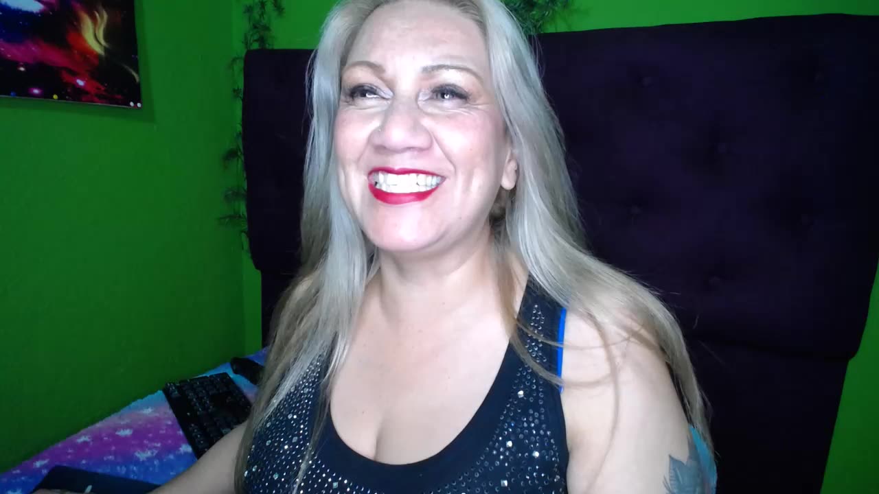 dildo on the floor - vídeo de la modelo de cam yayita_mature