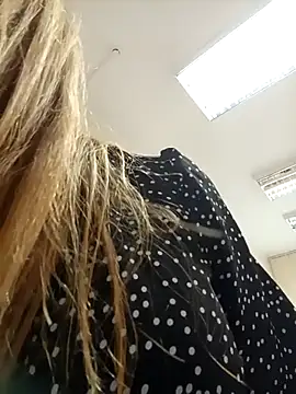 Squirting and playing with ass fingers - βίντεο μοντέλου Office_Albertina