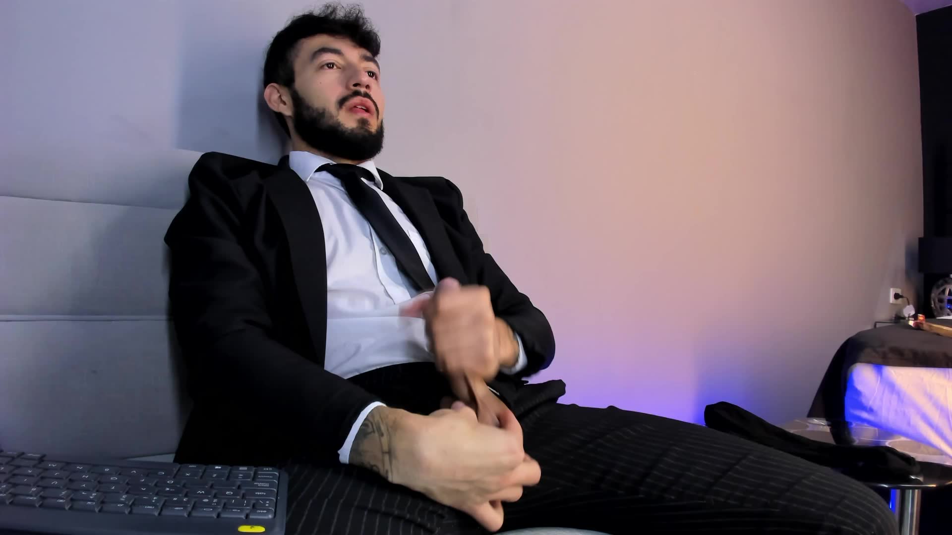 Your boss masturbates while you spy on him! - βίντεο μοντέλου MarkWalker__