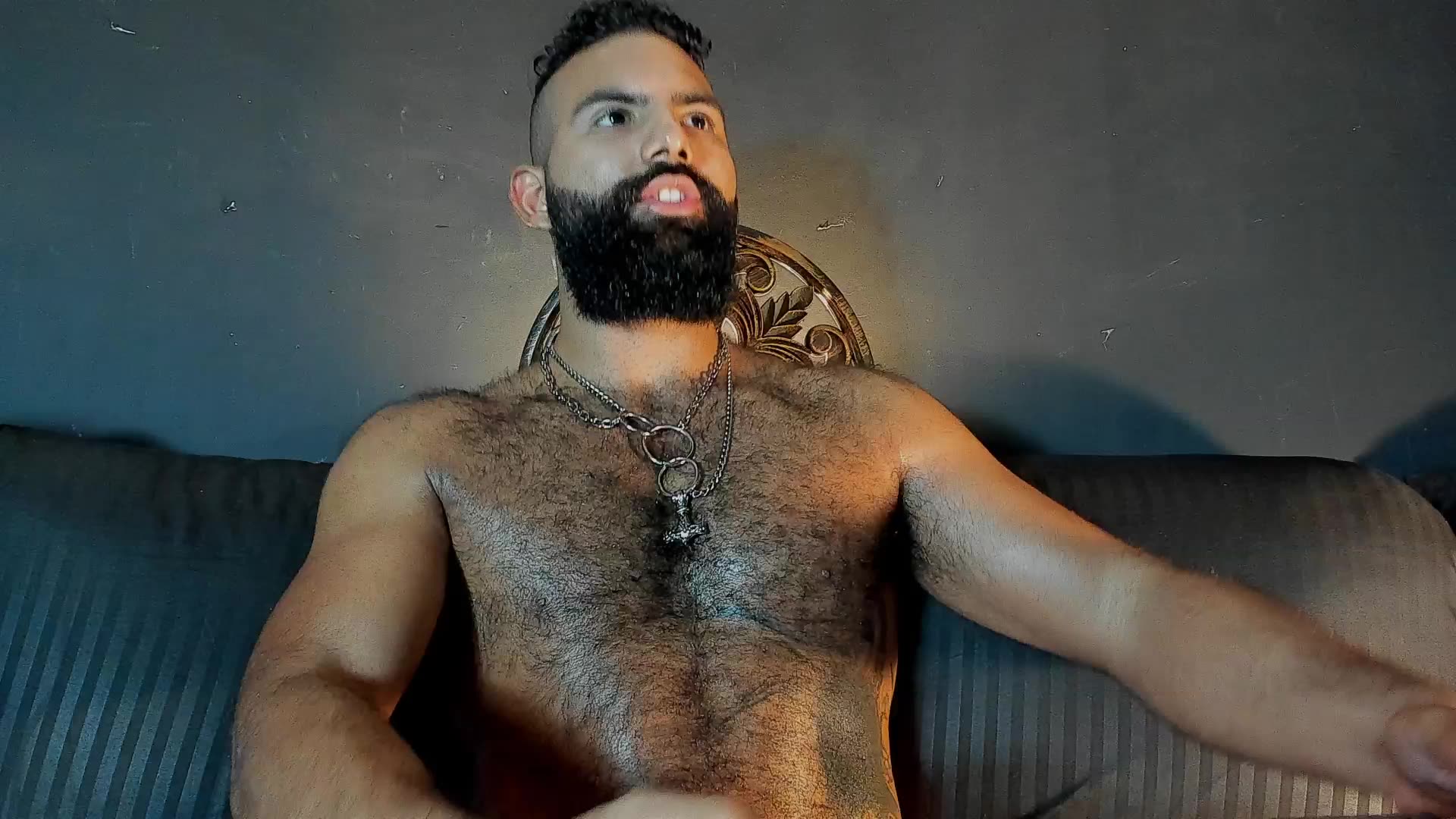 Hairy sexy man enjoying a big hard dick! bj + ride! - video BeardAndrew kameramallilta