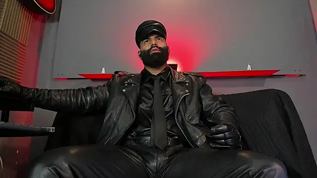 FULL LEATHER MASTER BLOW SMOKE OVER YOUR FACE — filmik BeardAndrew, modela(-lki) na kamerkach